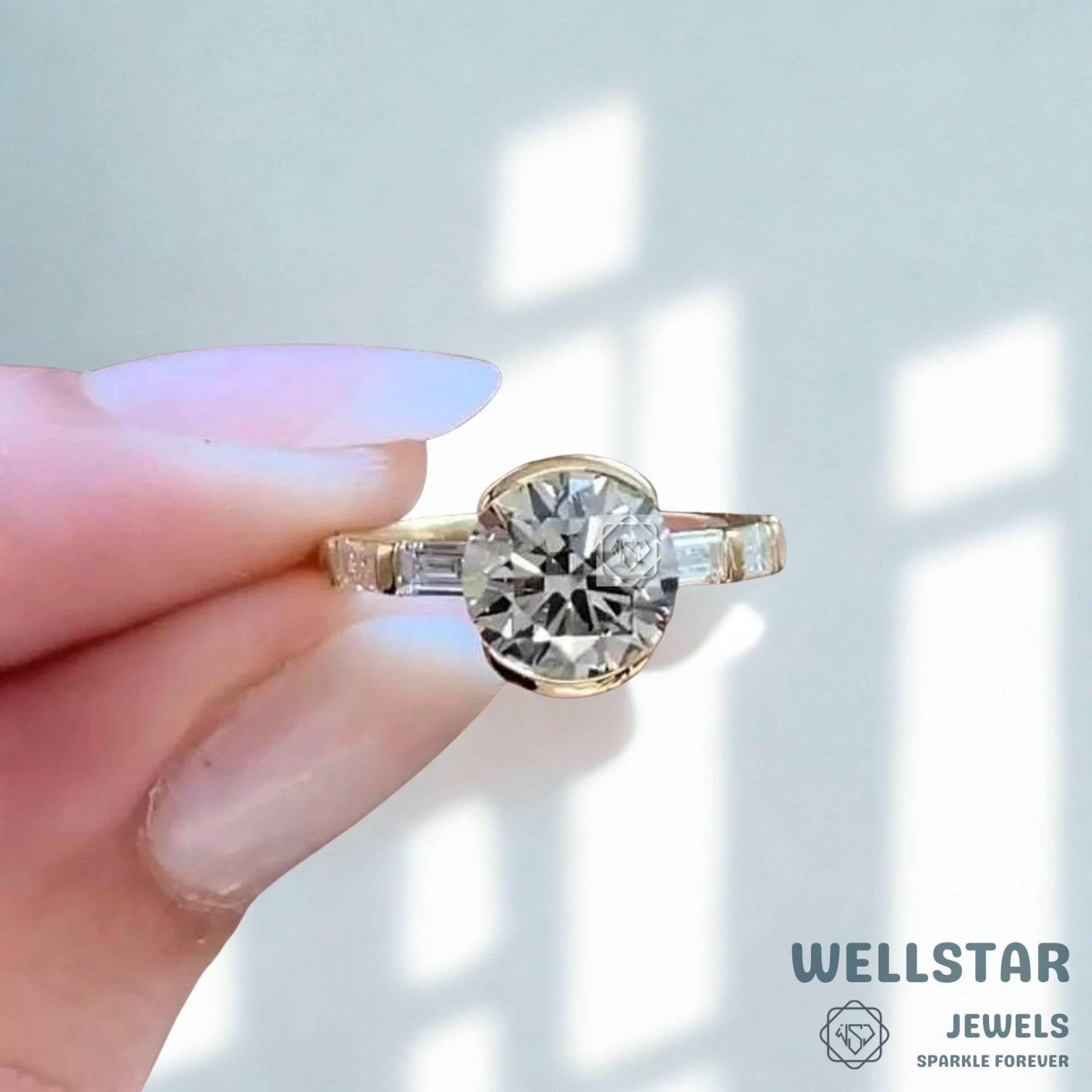 2.00 Ct Round Moissanite Engagement Ring in 14K Yellow Gold | Bezel Set Solitaire With Baguette Side Stones Vintage Inspired Bridal von jewellerybywellstar