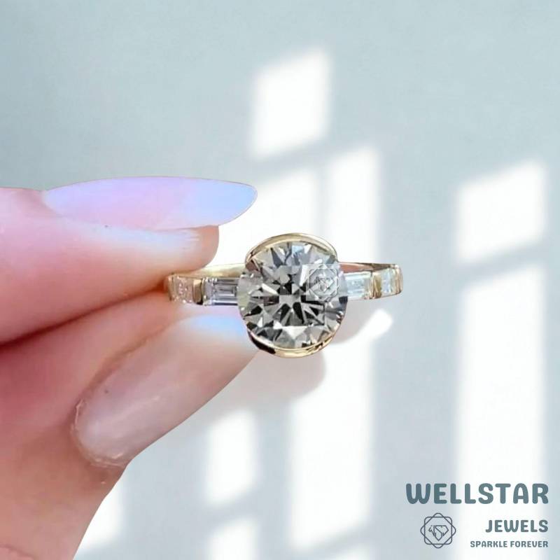 2.00 Ct Round Moissanite Engagement Ring in 14K Yellow Gold | Bezel Set Solitaire With Baguette Side Stones Vintage Inspired Bridal von jewellerybywellstar