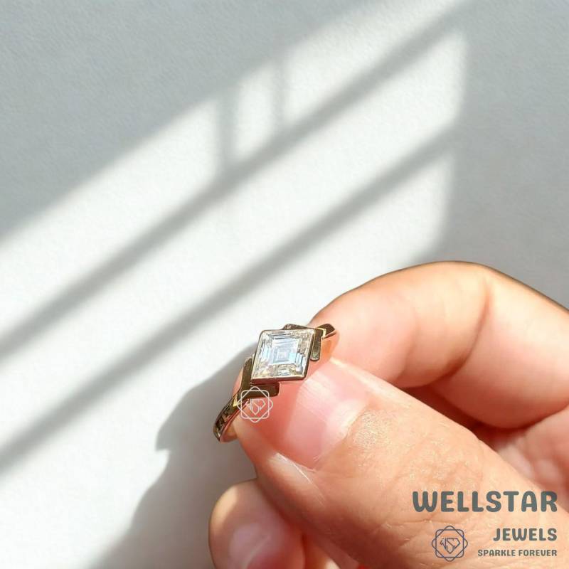 2.00 Ct Square Kite Cut Moissanite Ring | Vintage Geometric Solitaire Engagement Gold Bezel Diamond von jewellerybywellstar