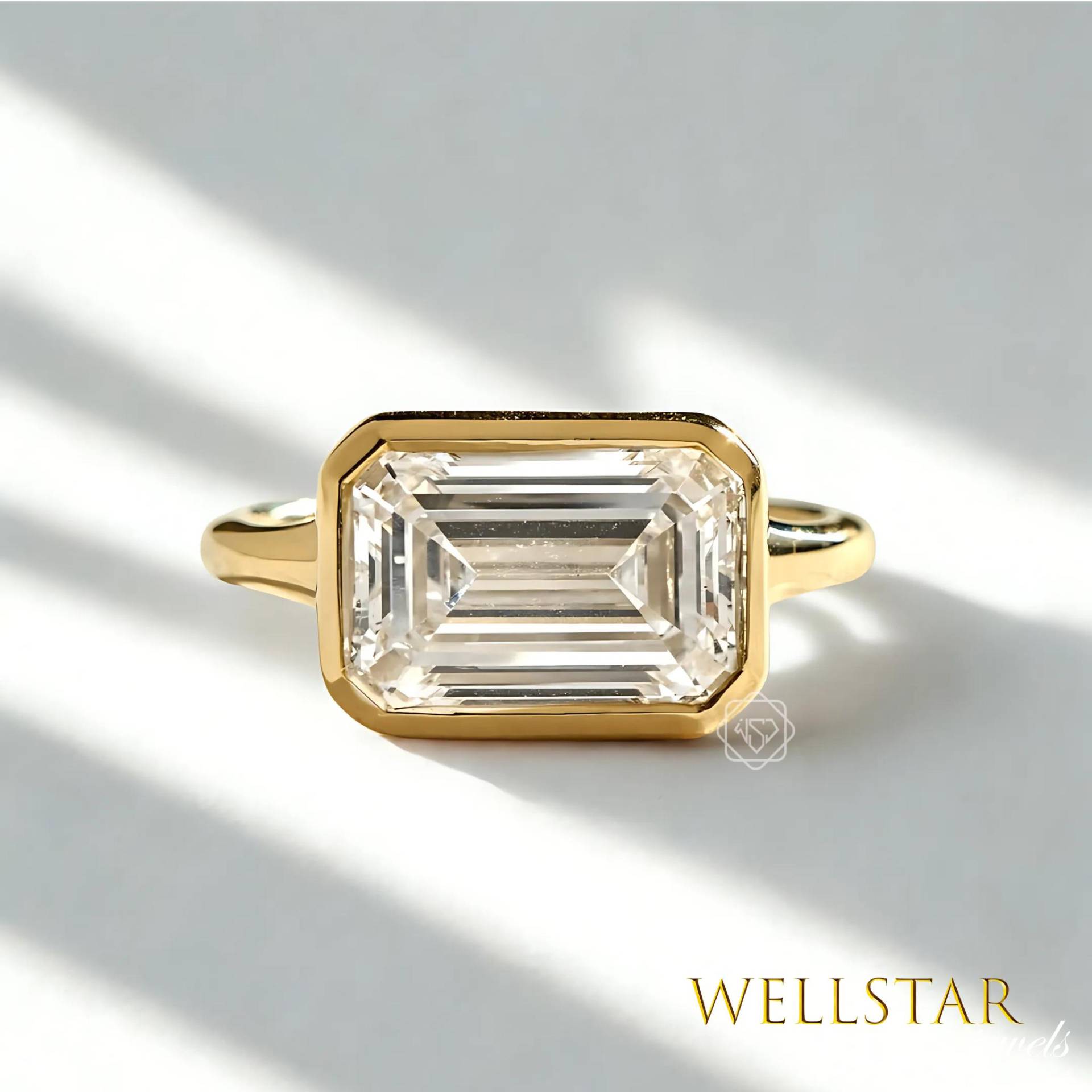 2.00Ct Emerald Cut Moissanite Bezel Ring - Modern 14K Yellow Gold Solitaire Engagement Jewelry von jewellerybywellstar