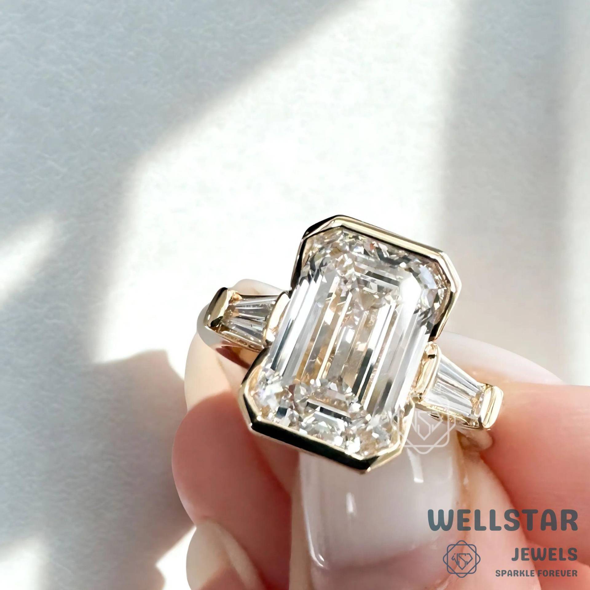 2.50Ct Emerald Cut Moissanite Engagement Ring 10K Gold Tapered Baguette Side Stones - Three Stone Vintage Inspired Jewelry von jewellerybywellstar