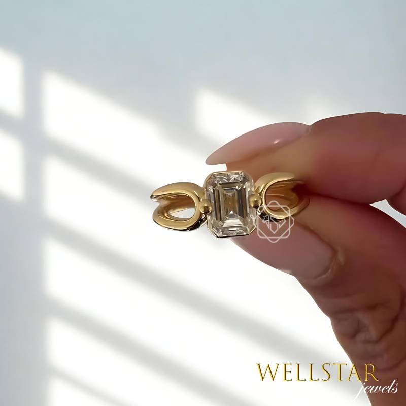2.50Ct Emerald Cut Moissanite Unique Engagement Ring Bold Gold 14K Yellow Statement For Women von jewellerybywellstar