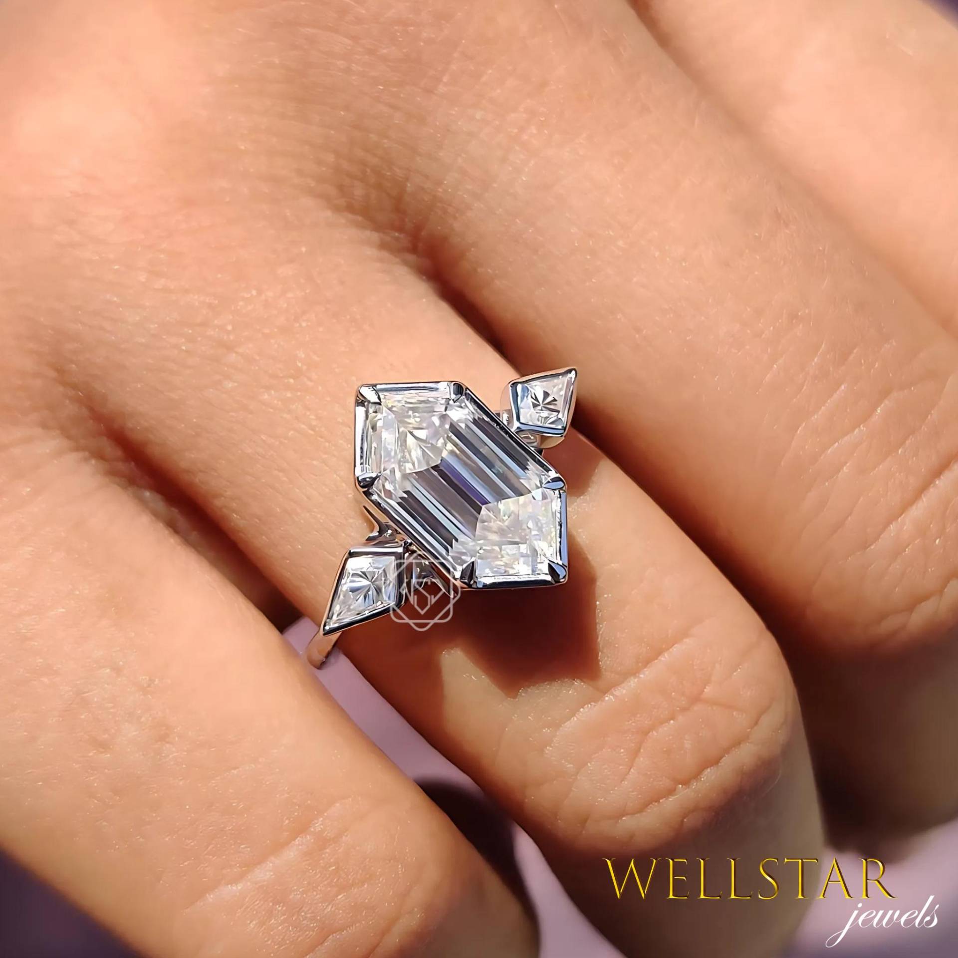 2.50Ct Hexagon Cut Moissanite Statement Ring in 10K Solid White Gold Geometric Side Stone Engagement | Handmade Jewelry von jewellerybywellstar