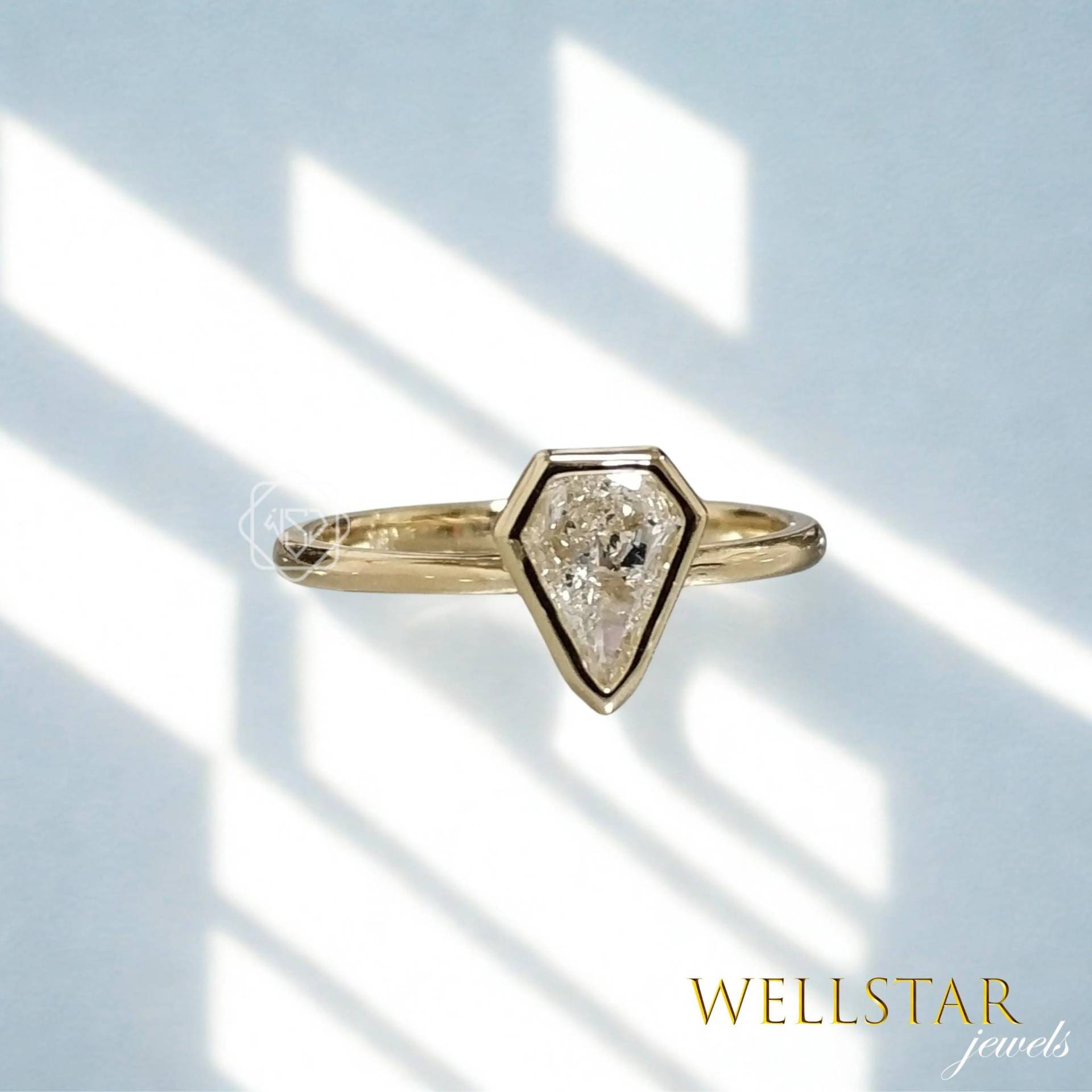 2.50Ct Kite Cut Moissanite Diamond Modern Ring Bezel Set Solitaire Engagement 10K Yellow Gold Geometric For Women von jewellerybywellstar