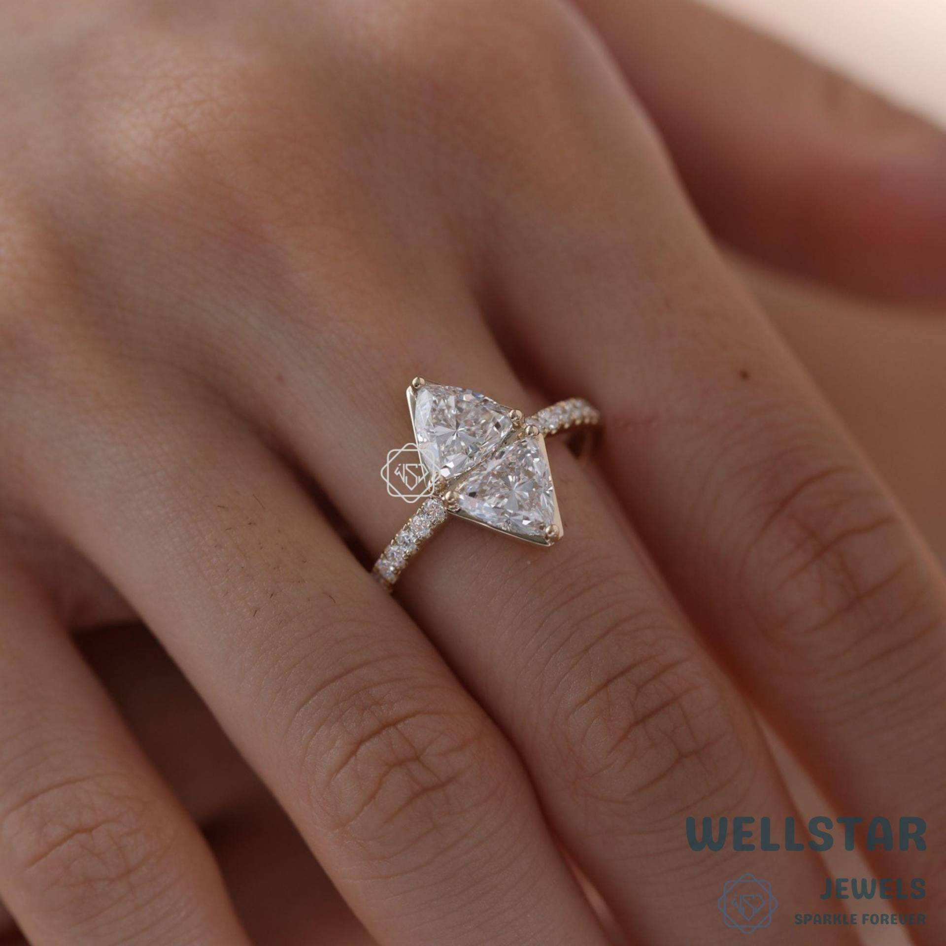 Double 2.00 Ct Trillion Cut Moissanite Engagement Ring | Yellow Gold Pave Shank Unique Modern Diamond Alternative Wedding Jewelry von jewellerybywellstar