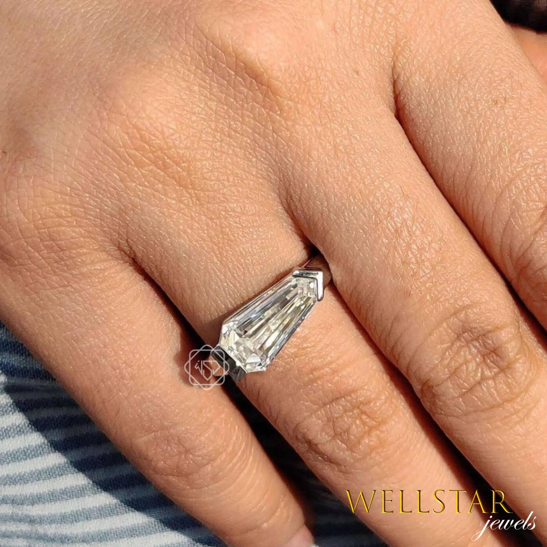 Elegant Shield Cut Moissanite Diamond Engagement Ring 3.00 Ct Unique Kite Solitaire Minimalist Promise von jewellerybywellstar