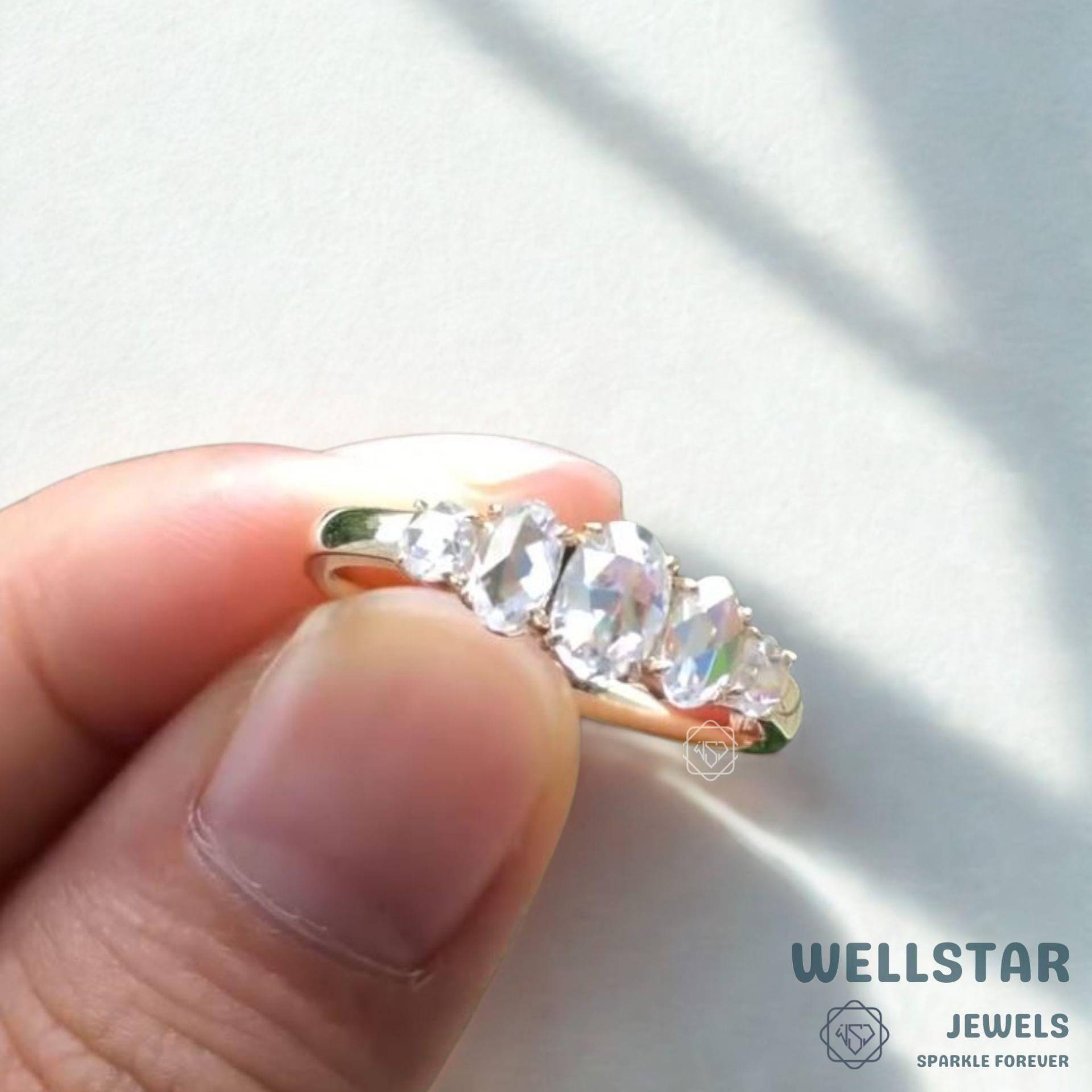 Five Stone 2.50 Ct Oval Moissanite With Round Engagement Ring in 14K Yellow Gold | Rose Cut Anniversary Or Wedding Band von jewellerybywellstar
