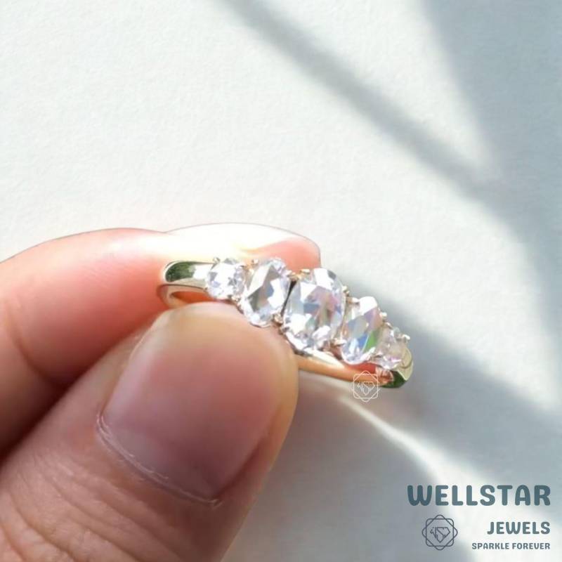 Five Stone 2.50 Ct Oval Moissanite With Round Engagement Ring in 14K Yellow Gold | Rose Cut Anniversary Or Wedding Band von jewellerybywellstar