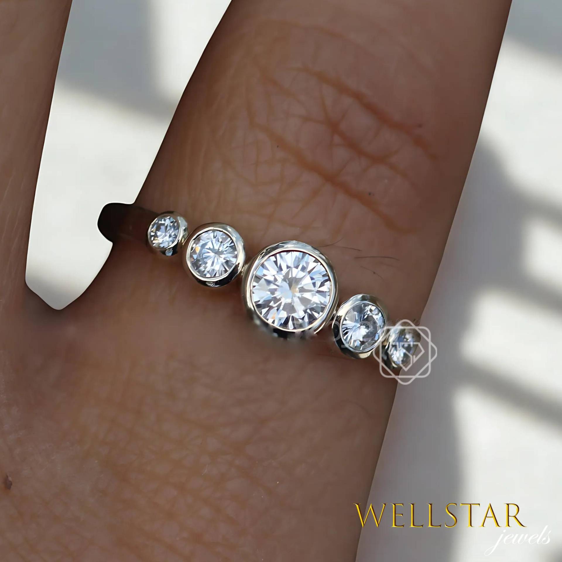 Five Stone Bezel Set Moissanite Diamond Ring 2.00Ctw Round10K 14K 18K Gold Multi-Stone Engagement Minimalist Band von jewellerybywellstar