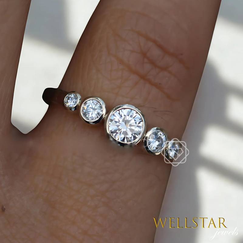 Five Stone Bezel Set Moissanite Diamond Ring 2.00Ctw Round10K 14K 18K Gold Multi-Stone Engagement Minimalist Band von jewellerybywellstar