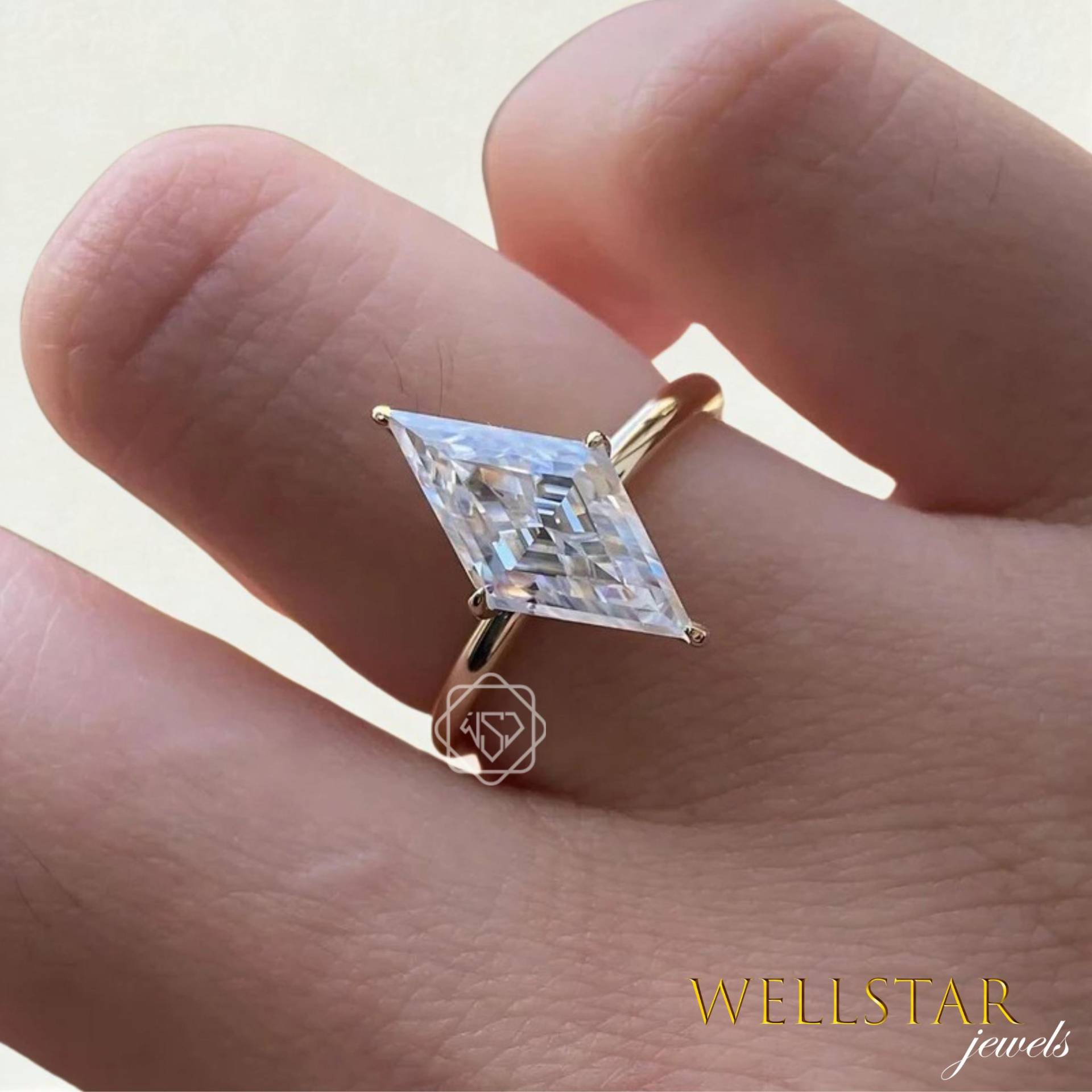Geometric Solitaire Diamond Ring For Women 2.50 Ct Kite Cut Moissanite Engagement Dainty 14K Yellow Gold Modern von jewellerybywellstar