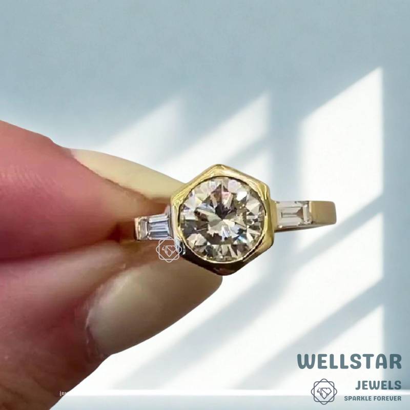 Hexagon Shape Bezel 2.00 Ct Round Moissanite Engagement Ring With Baguette Side Stones | Art Deco Yellow Gold Unique Bridal Jewelry von jewellerybywellstar