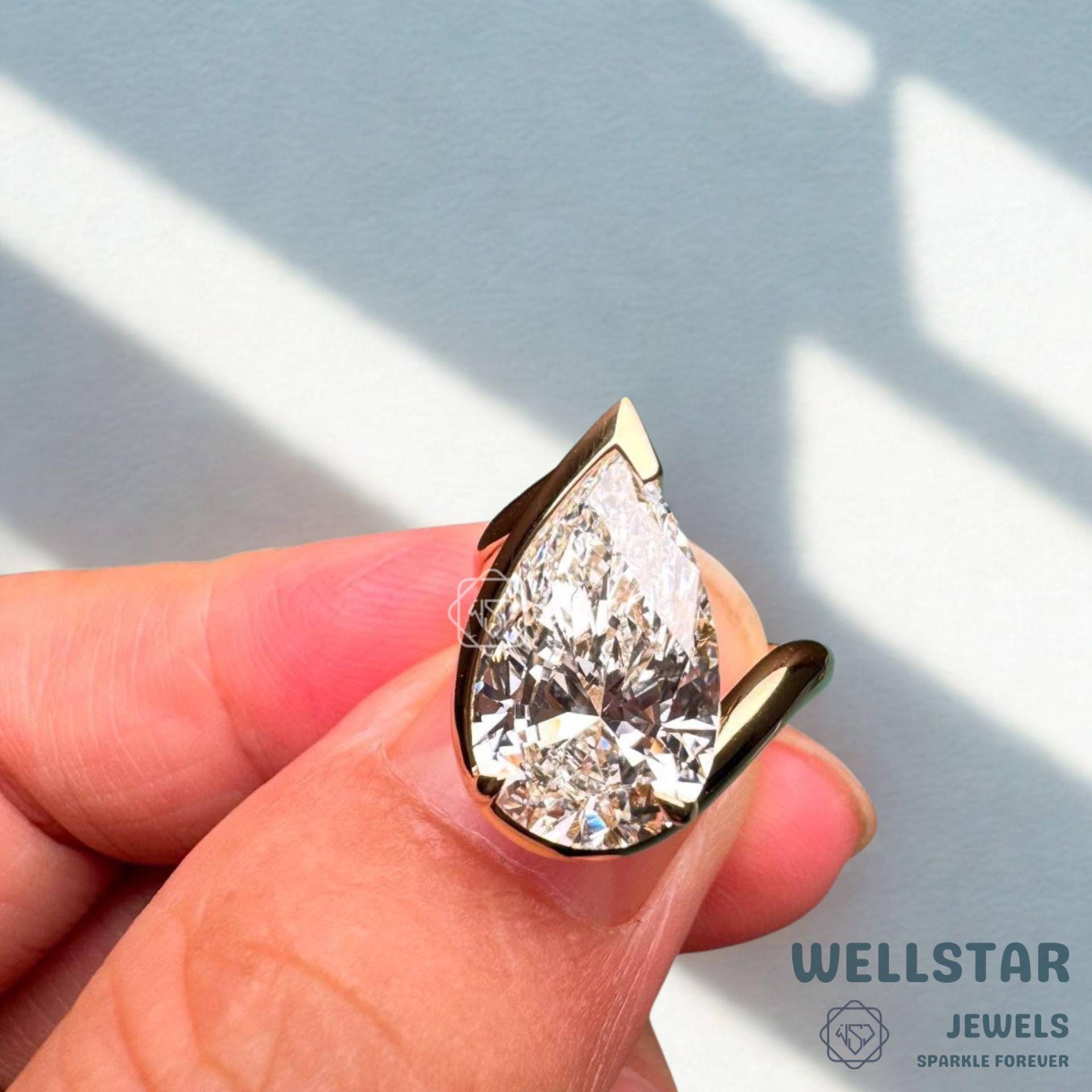 Modern 2.00Ct Pear Cut Lab Diamond Ring Teardrop Bezel Setting 10K Yellow Gold Solitaire Engagement von jewellerybywellstar