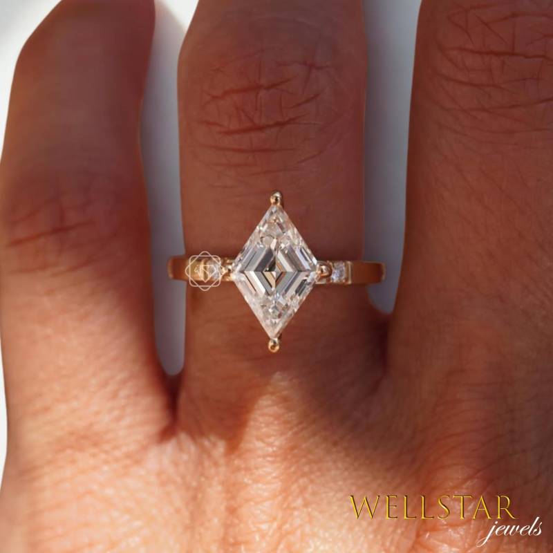 Modern Art Deco Inspired 2.00 Ct Lozenge Cut Moissanite Diamond Ring Solitaire Prong Setting Yellow Gold Jewelry von jewellerybywellstar
