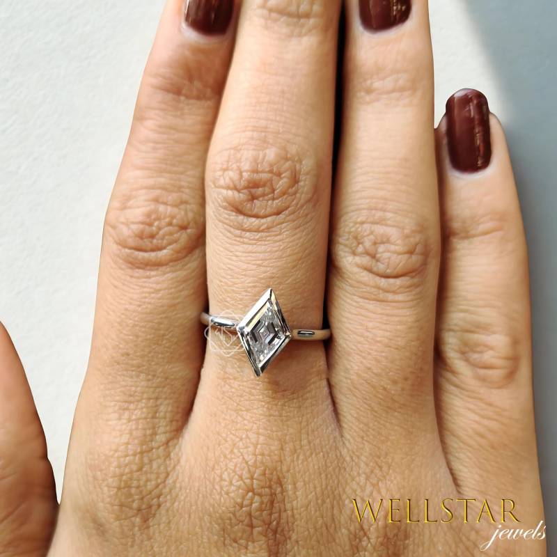 2.50Ct Kite Cut Bezel-Set Engagement Ring Moissanite Solitaire in 10K Solid Gold Modern Minimalist | Handmade Jewelry von jewellerybywellstar