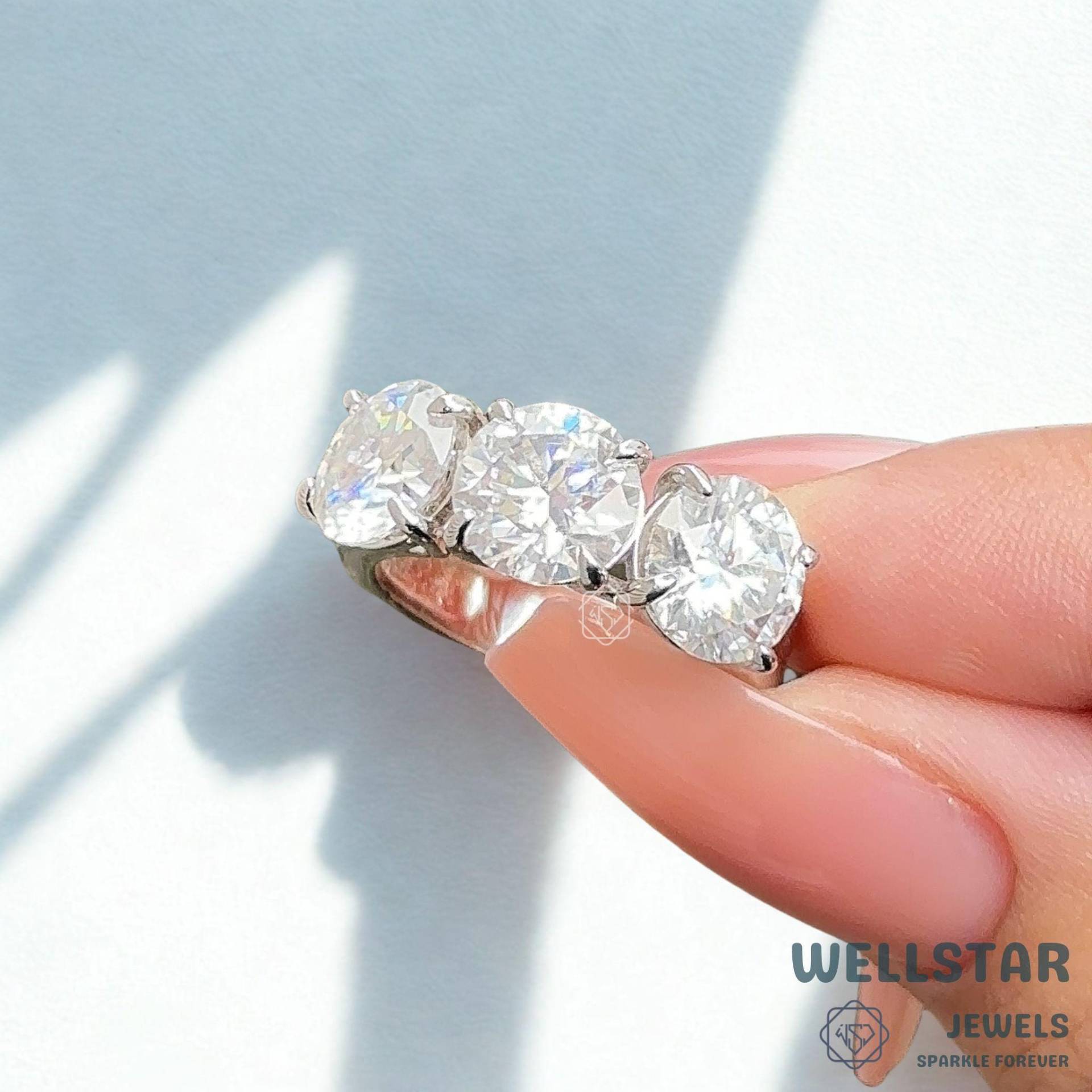 Three Stone 2.00 Ct Round Lab Diamond Engagement Ring in 14K White Gold | Classic Anniversary Or Wedding Band Bridal Jewelry von jewellerybywellstar