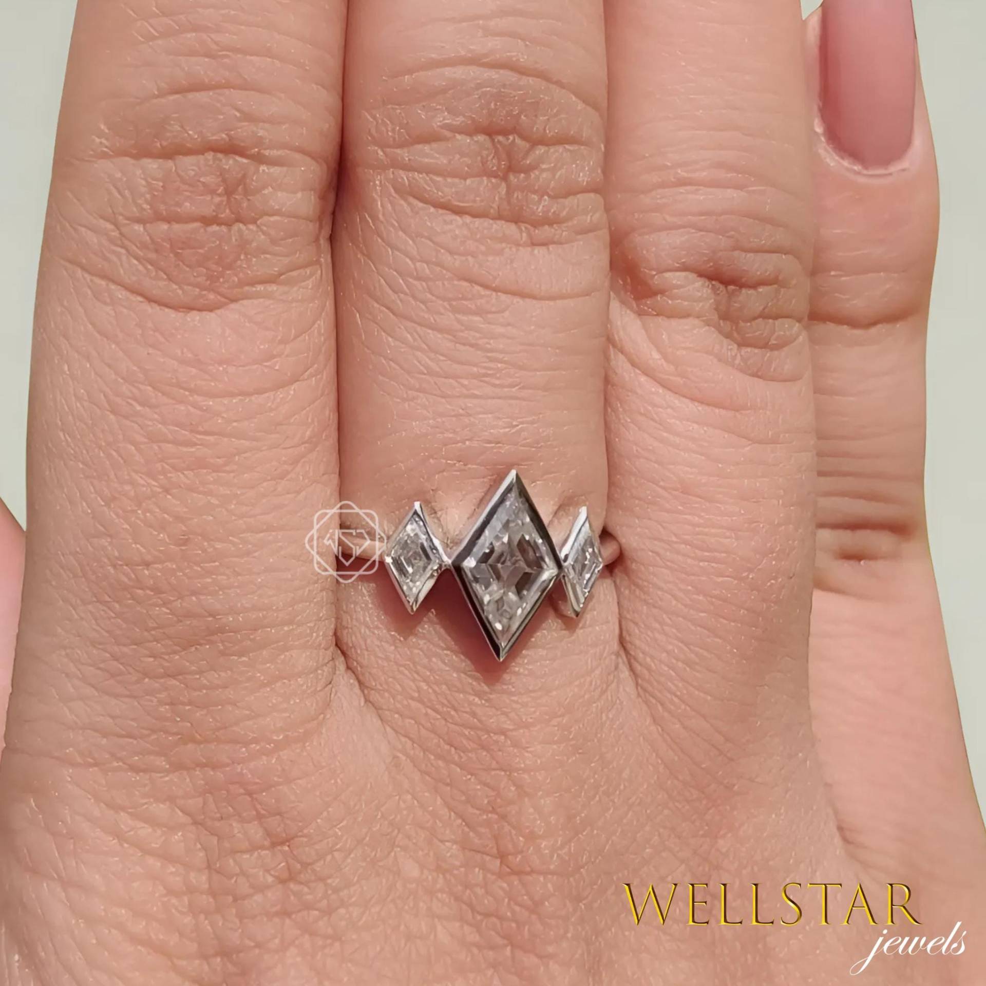 Three-Stone Geometric Moissanite Bezel Set Ring 2.00 Ct Lozenge Cut Modern Statement Wedding Engagement von jewellerybywellstar