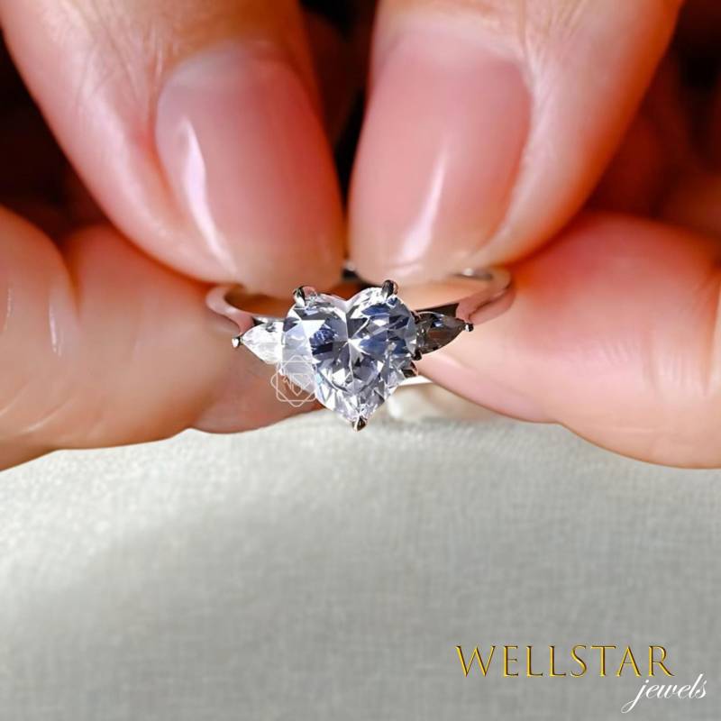 Three Stone Ring 2.50Ct Heart & Pear Moissanite Engagement | 14K White Gold Romantic Unique Shape Diamond For Women von jewellerybywellstar