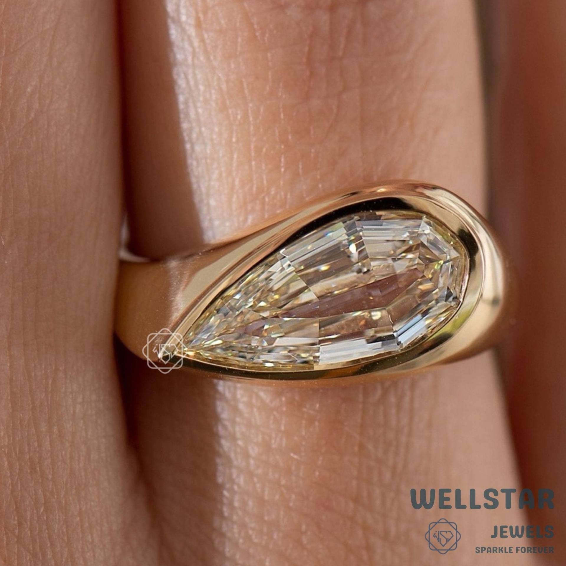 Unique Step Cut 2Ct Pear Shape Moissanite Bezel Ring Solid Gold Minimalist Bridal Jewelry Gift von jewellerybywellstar