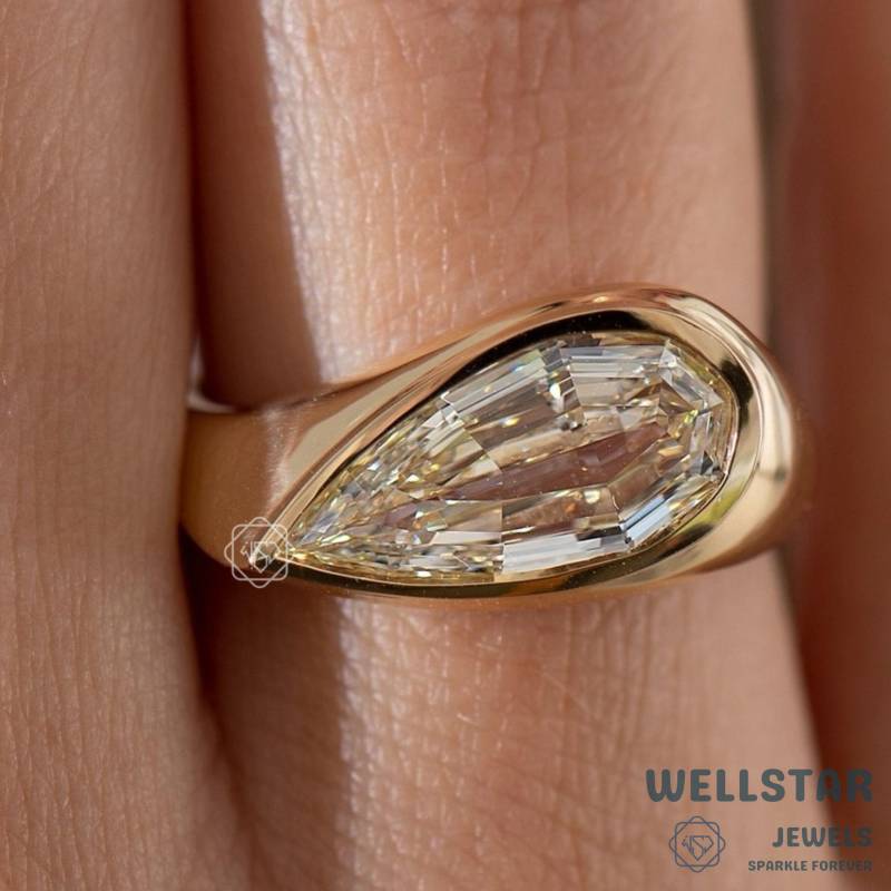 Unique Step Cut 2Ct Pear Shape Moissanite Bezel Ring Solid Gold Minimalist Bridal Jewelry Gift von jewellerybywellstar