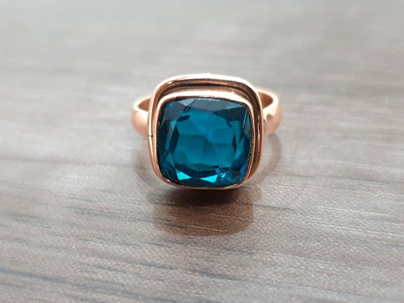 Erstaunlicher Blauer Topas London Ring, 925 Massiv Sterling Silber, Kupfer Rose Gold Finish, 22K Gelbgold Blauquarz Kissen Edelstein von jewelleryvilla