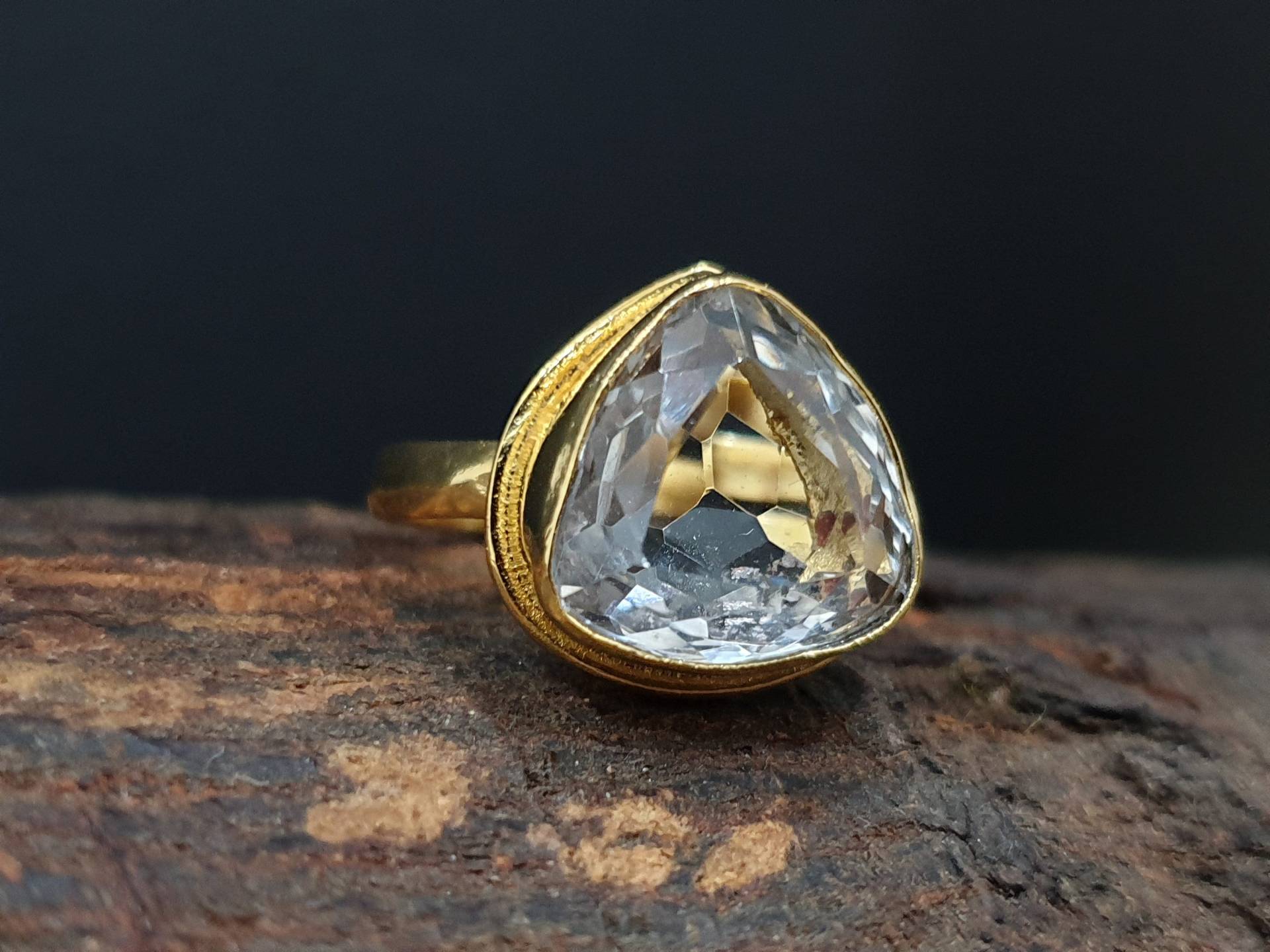 Klarer Quarz Ring, 22K Gelbgold Füllring, 925 Massiver Sterlingsilberring, Kristallquarz-Edelstein, Designer-Edelstein, Weißer Steinring von jewelleryvilla