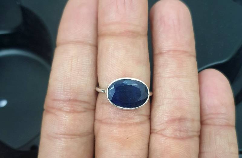 Natürlicher Blauer Saphir Ring, 925 Massiv Sterling Silber 22K Gelbgold Frauen Zierlicher Blauer Edelstein Ring von jewelleryvilla