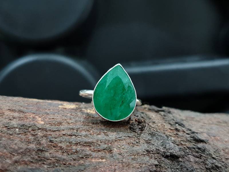 Natürlicher Dunkelgrüner Smaragd Ring, Birnenform Edelstein 925 Sterling Silber Gelb Vergoldung Frauen Geschenk Ring von jewelleryvilla