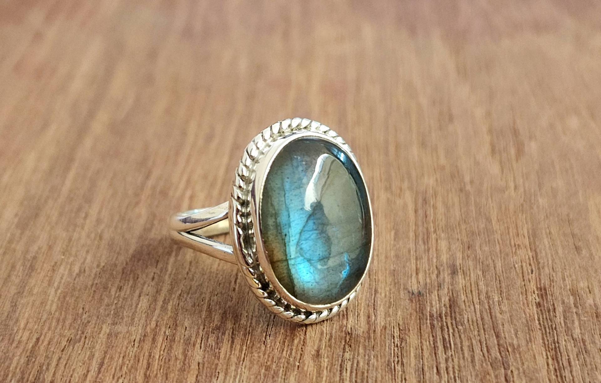 Natürlicher Labradorit Ring, Designer Oval Form Edelstein Frauen 925 Solid Sterling Silber Gelbgold Geschenk Ring Für Sie Natürlicher Labradorit Ring, Designer Oval Form Edelstein Frauen 925 Solid Sterling Silber Gelbgold Geschenk Ring Für Sie von jewelleryvilla