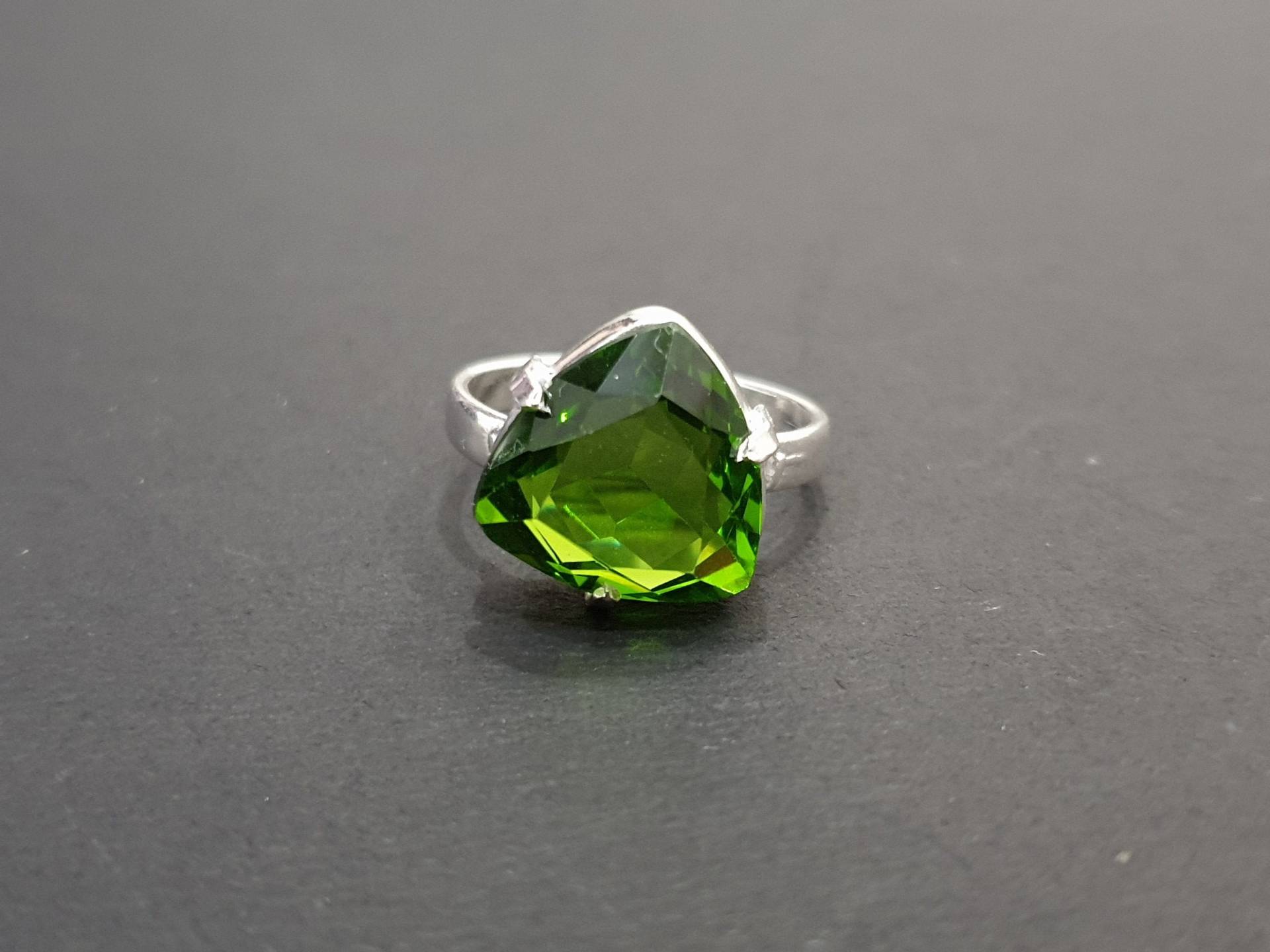 Peridot Ring, Grüner Quarz Triangle Form Edelstein 925 Sterling Silber Frauen Handgemachter Gelbgold Ring von jewelleryvilla