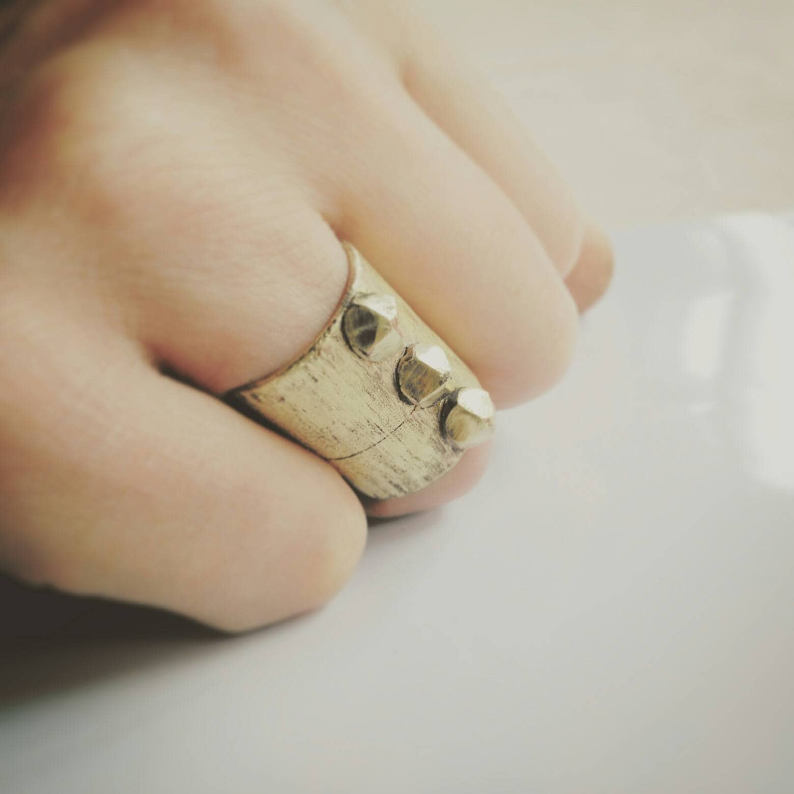 Dornen. Panzerring Aus Messing von jewelryINESANTE