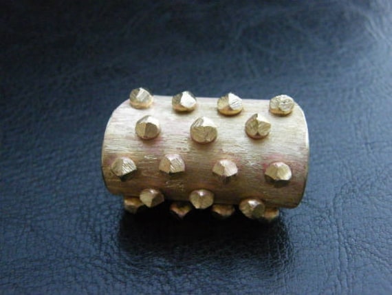 Goldene Spikes. Handgefertigter Messingpanzerring Mit Handgeschnitzten Spikes, Verstellbarer Ring, Alltagstauglich von jewelryINESANTE