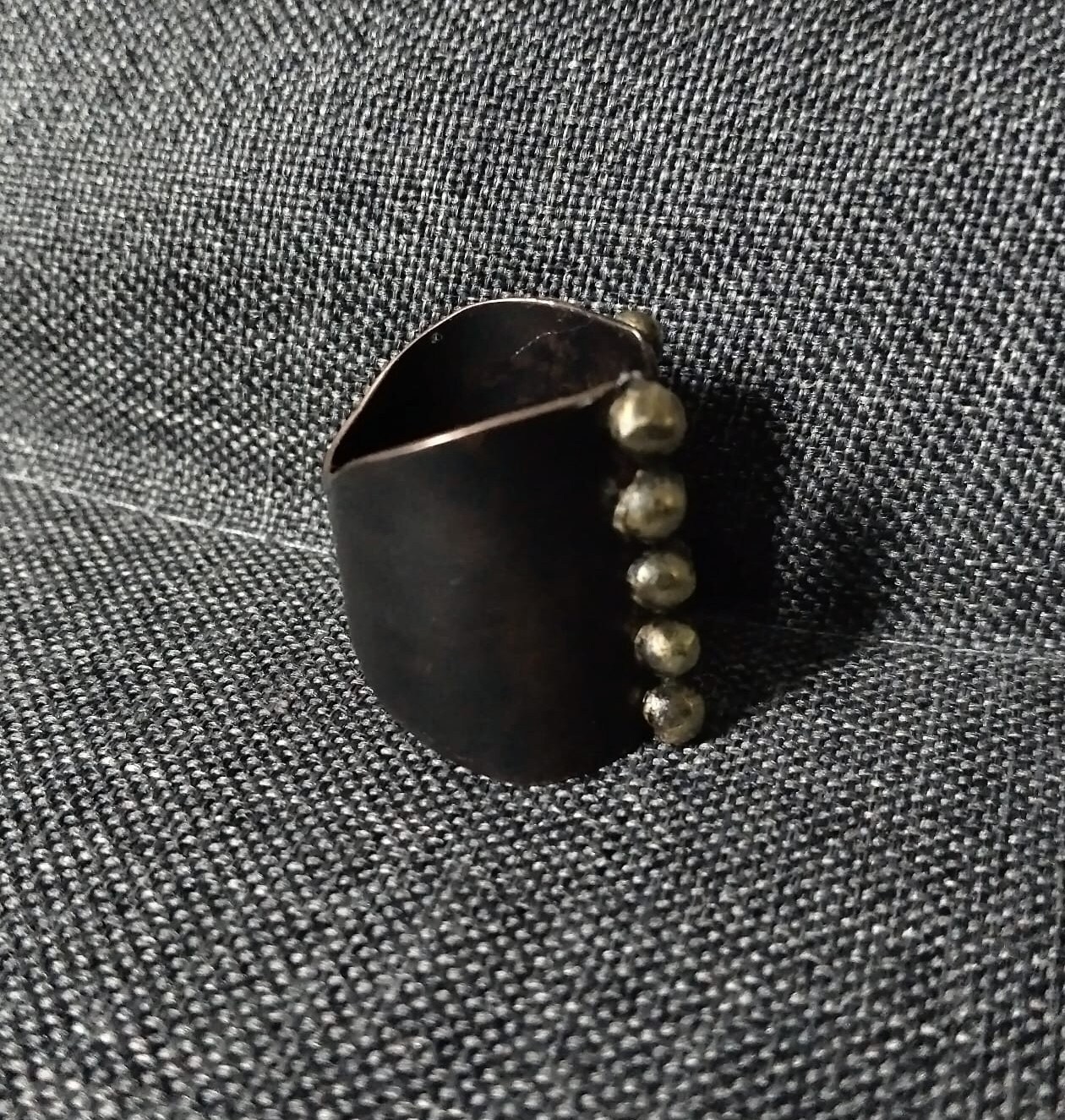 Korsett. Offener Ring Aus Oxidiertem Kupfer, Großer, Aussagekräftiger Metallring, Handgefertigter Mit Messingkiesel, Verstellbarer von jewelryINESANTE