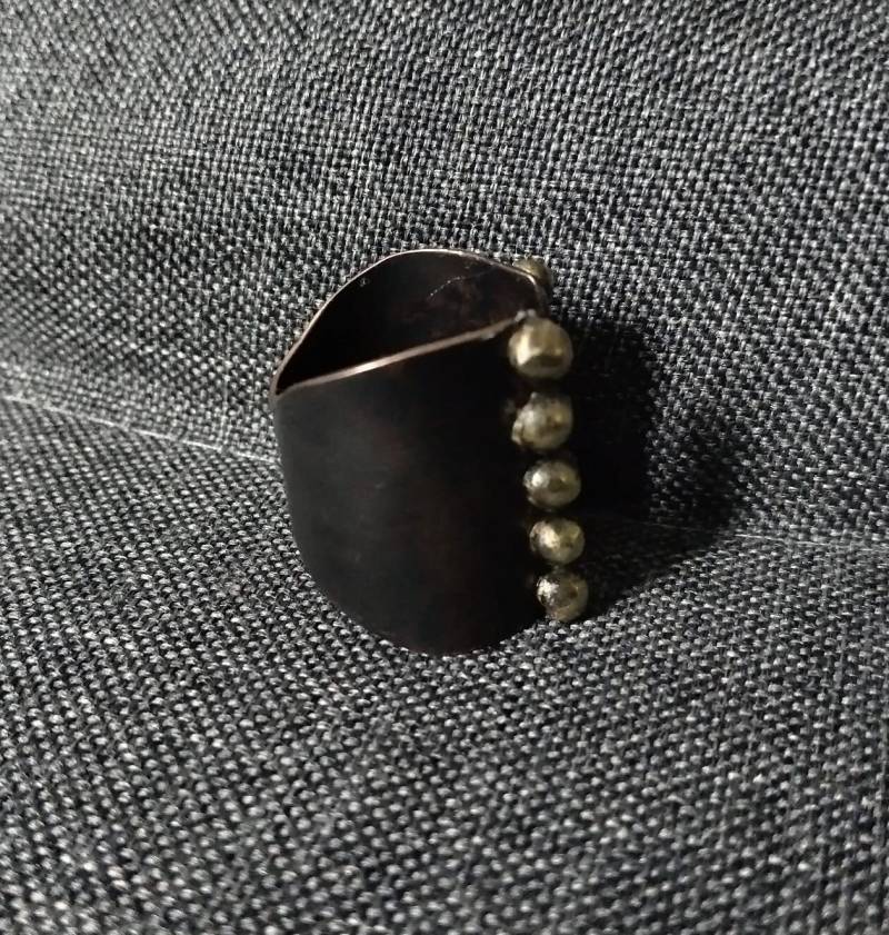 Korsett. Offener Ring Aus Oxidiertem Kupfer, Großer, Aussagekräftiger Metallring, Handgefertigter Mit Messingkiesel, Verstellbarer von jewelryINESANTE