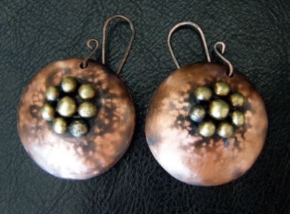 Nest 02. Runde, Kupferne Ohrhänger Aus Messing Mit Messingkieselsteinen. Ungewöhnliches, Elegantes, Tragbares Kunstwerk. Statement-Ohrringe von jewelryINESANTE