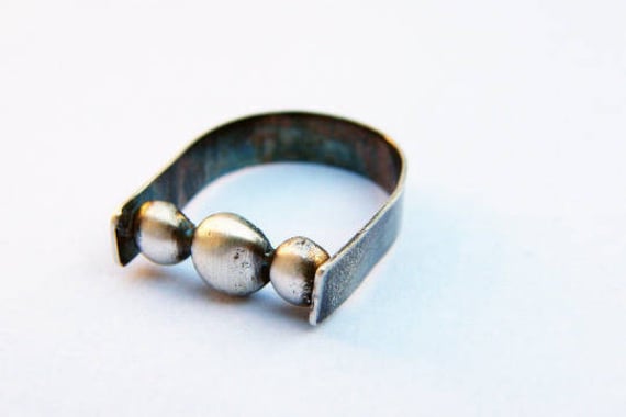 Ring D. Top Flach Geformt Ring, Handgemachter Sterling Silber Oxidierter Hand Geschnitzt, Perfekte Geschenk, Designer Kostenloser Versand von jewelryINESANTE