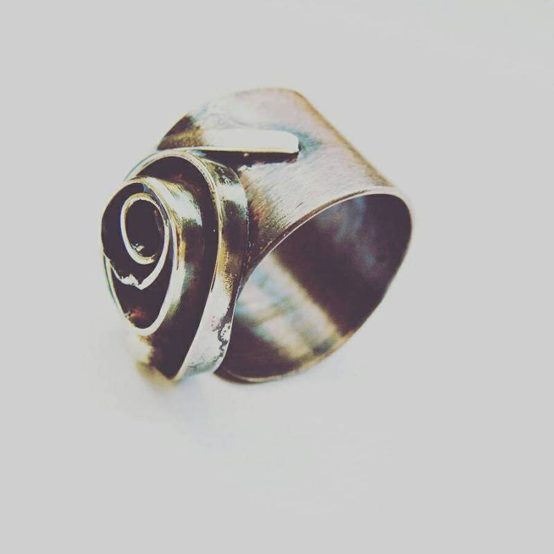 Rosenknospe. Gemischte Metall Skulpturale Ring. Skulpturaler Oxidierter Kupferring. Offener Verstellbarer Gold Und Braun. in Handarbeit Hergestellter von jewelryINESANTE