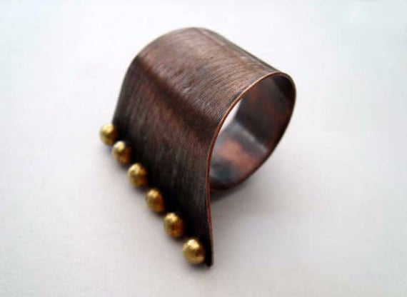 Schild. Großer Statement-Ring Aus Gemischten Metallen, Verstellbar, Offener Kupferring Mit Glänzenden Goldenen Messingkieseln, Wickelring von jewelryINESANTE