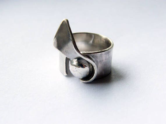 Schleier. Handgefertigt Matt Silber Skulpturale Ring von jewelryINESANTE