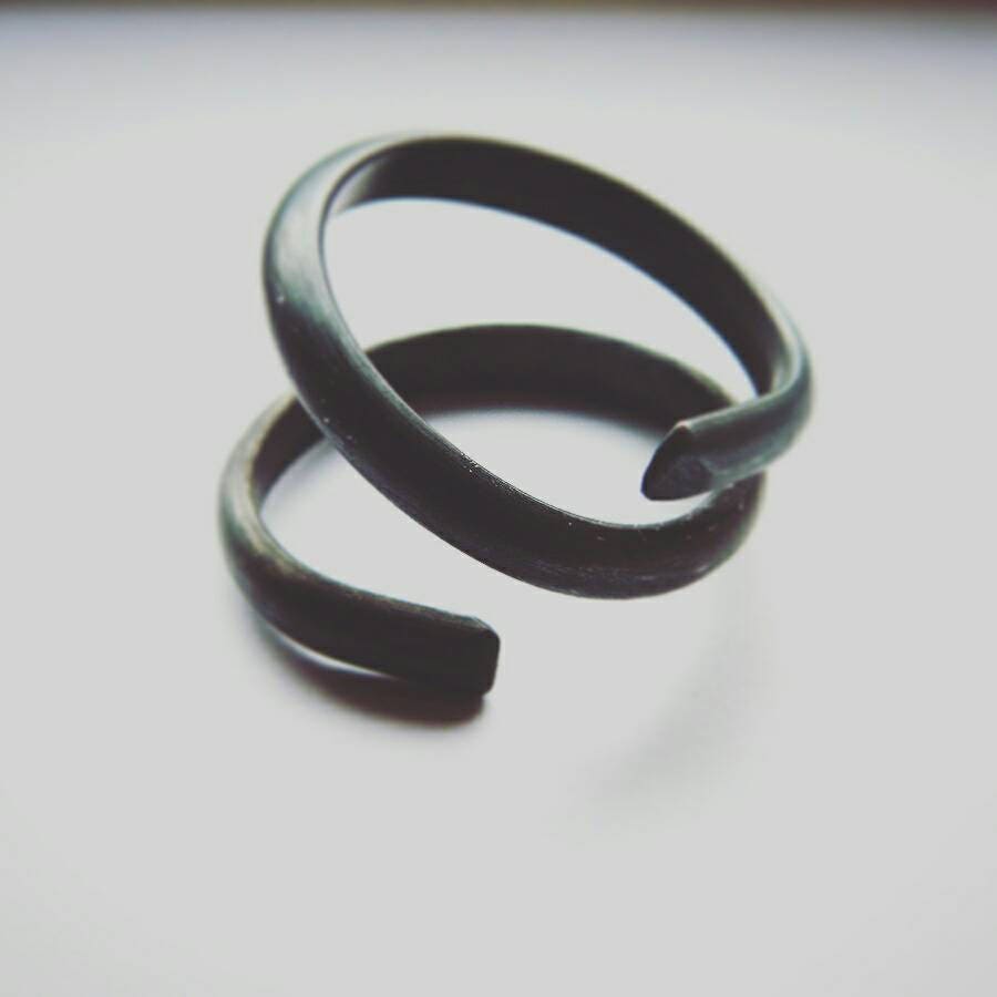 Schwarz Twist. Oxidierter Silberring, Silber Ring, Drehring, Moderner Herrenring, Offener Verstellbarer Ring von jewelryINESANTE