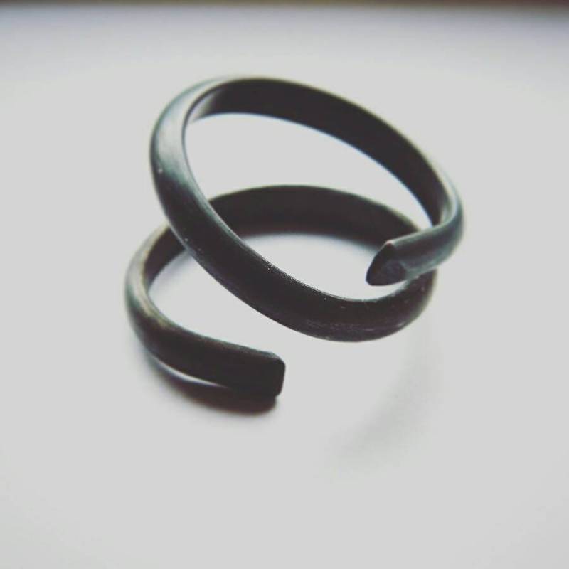 Schwarz Twist. Oxidierter Silberring, Silber Ring, Drehring, Moderner Herrenring, Offener Verstellbarer Ring von jewelryINESANTE
