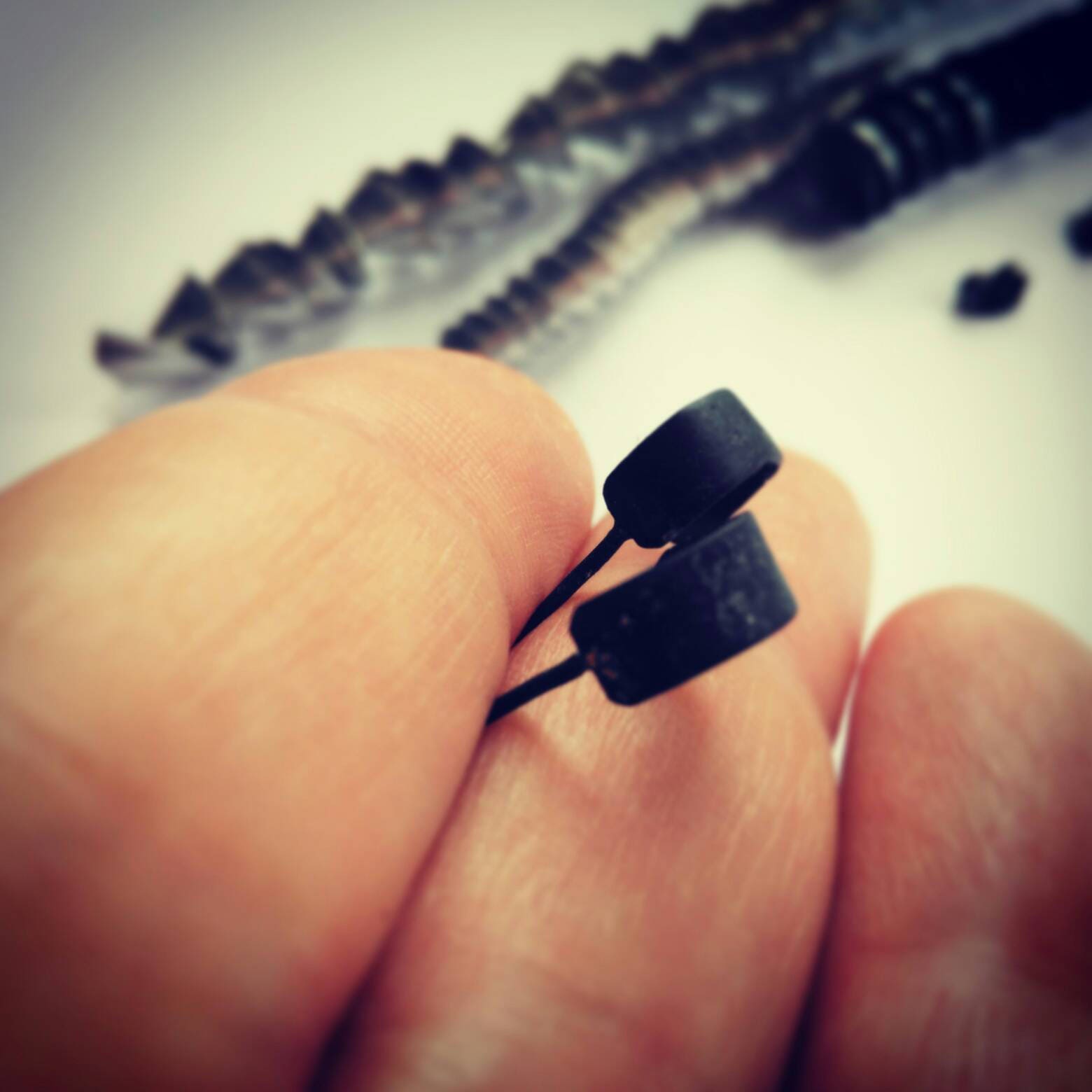 Schwarze Creolen. Männerohrringe. Runde Schwarz Silber Ohrringe. Oxidierte Kleine Silberohrringe. Handgemachter Herrenschmuck von jewelryINESANTE