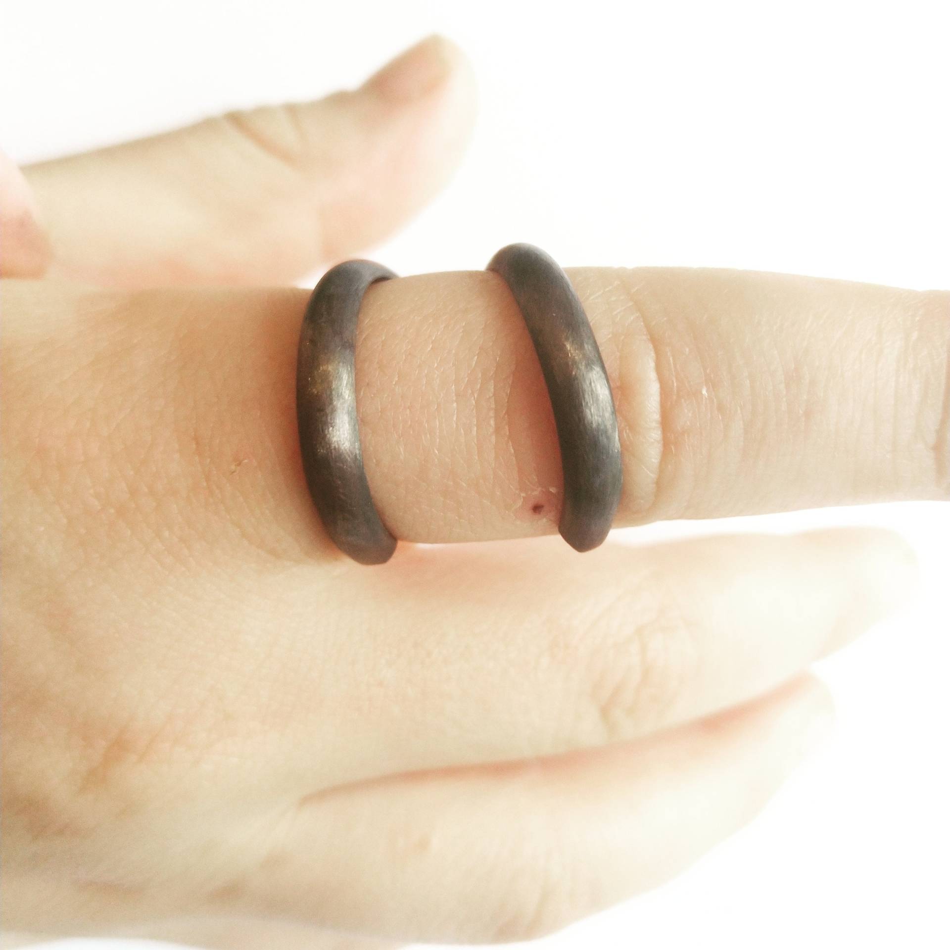 Schwarze Zacken. Handgemachter Offener Ring. Schwarz Oxidierter Sterling Silber Doppelring Ausgefallener Spinnerring von jewelryINESANTE