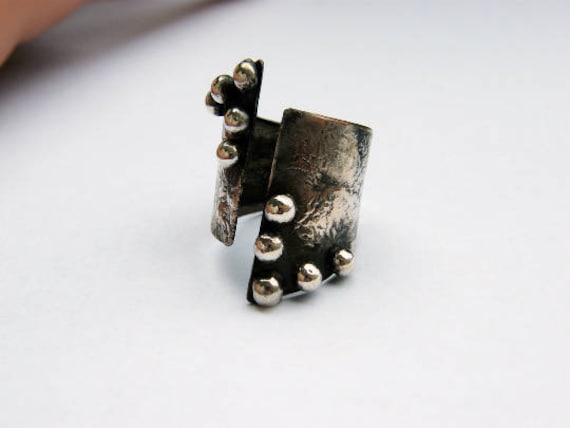 Silberne Rüstung. Sterling Silber Ring, Offener, Verstellbarer Glänzende Silberkugeln Manschettenring, Oxidiertes Silber, Handgemachter Schildring von jewelryINESANTE