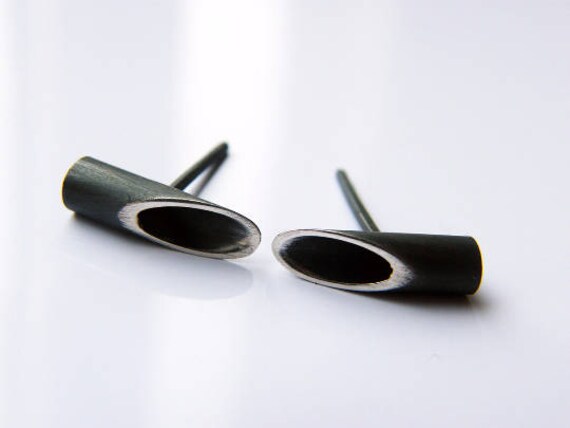 Stroh. Kleine, Schwarze Ohrstecker, Zeitgenössisch, Moderne Edgy, Simple, Minimalist Einfache Ohrringe, Oxidierte Sterling Silber Ohrringe von jewelryINESANTE