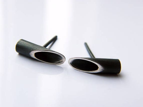 Stroh. Kleine, Schwarze Ohrstecker, Zeitgenössisch, Moderne Edgy, Simple, Minimalist Einfache Ohrringe, Oxidierte Sterling Silber Ohrringe von jewelryINESANTE