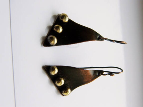 Welle. Hängeohrringe Mit Glänzenden Messingkieselsteinen. Ungewöhnliche Metallohrringe, Goldbraune Ohrringe, Skulpturaler Schmuck, Handgemachte von jewelryINESANTE