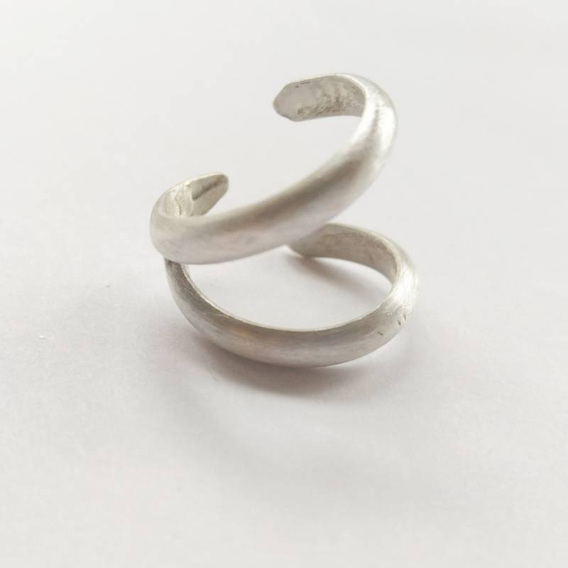 Zinke. Handgemachter Ring Aus Sterlingsilber. Ungewöhnliche Form Ring. Doppelring. Verstellbarer Offener Silber Mit Matter Oberfläche von jewelryINESANTE