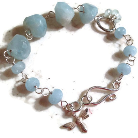 Aquamarin Armband - März Geburtsstein Sterling Silber Schmuck Bienen Charm Draht Gewickelt von jewelrybycarmal