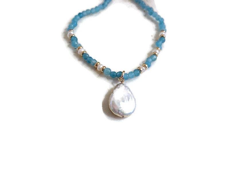 Blaue Halskette - Jade Edelstein Schmuck Weißer Perlen Anhänger Goldschmuck Geschenk Handgemacht Carmal 46 cm von jewelrybycarmal